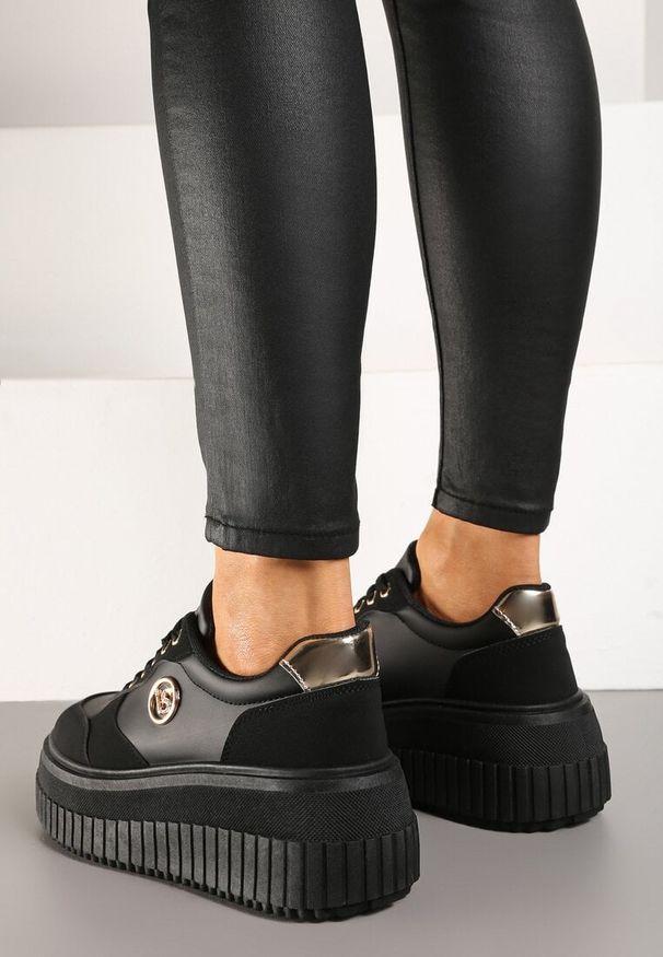 Renee - Czarne Sneakersy Vices na Platformie z Tłoczeniem Ozdobione Metaliczną Aplikacją Eriri. Okazja: do pracy. Kolor: czarny. Materiał: jeans. Szerokość cholewki: normalna. Wzór: aplikacja. Obcas: na platformie