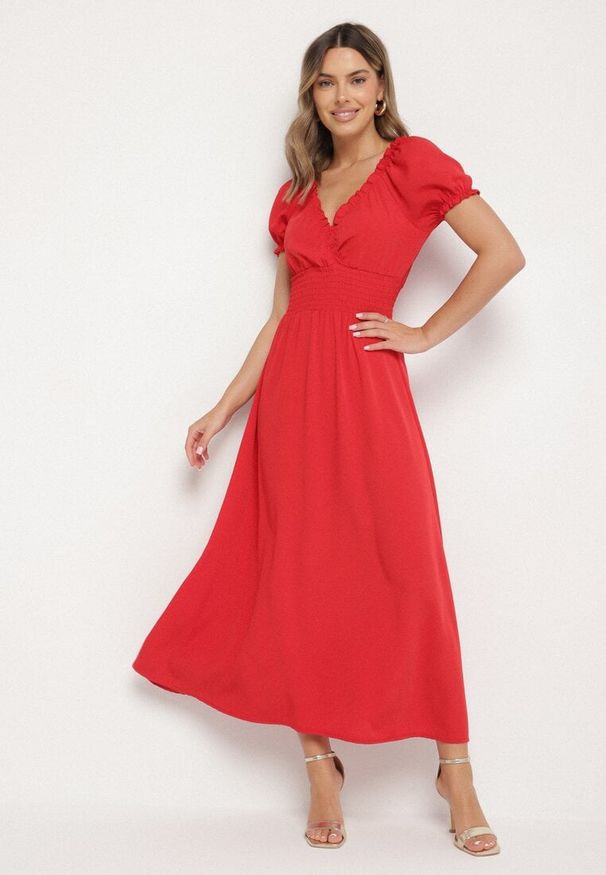 Born2be - Czerwona Sukienka Ozdobiona Bufkami Dolinossa. Okazja: na co dzień. Kolor: czerwony. Wzór: aplikacja. Sezon: lato. Styl: casual