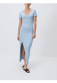 Reserved - Sukienka z lyocellem - jasnoniebieski. Kolor: niebieski. Materiał: jedwab, dzianina