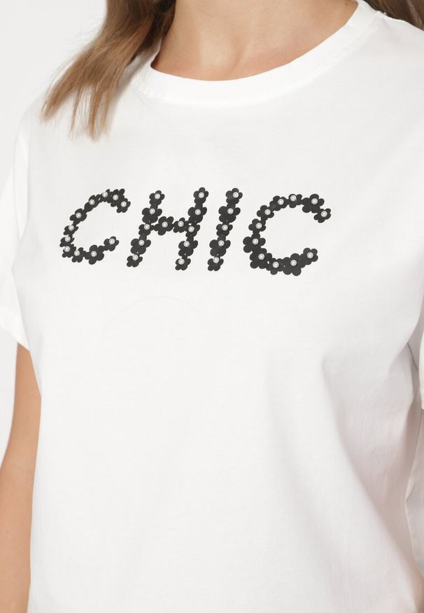 Born2be - Biały T-shirt Bawełniany z Napisem i Perełkami Nalinor. Okazja: na co dzień. Kolor: biały. Materiał: bawełna. Wzór: napisy. Styl: casual, elegancki