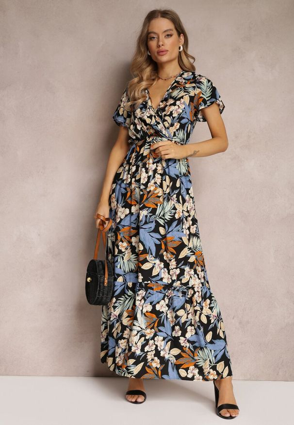 Renee - Czarno-Niebieska Sukienka z Wiskozy Maxi w Kwiaty Mahiza. Typ kołnierza: dekolt kopertowy. Kolor: czarny. Materiał: wiskoza. Długość rękawa: krótki rękaw. Wzór: kwiaty. Typ sukienki: kopertowe. Długość: maxi