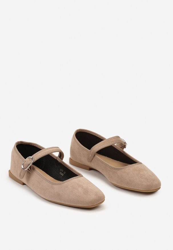 Born2be - Ciemnobeżowe Płaskie Balerinki Ozdobione Paskiem Benella. Okazja: na co dzień. Zapięcie: pasek. Kolor: beżowy. Materiał: jeans. Wzór: aplikacja. Styl: casual