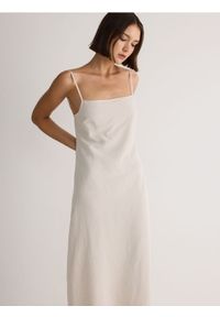 Reserved - Sukienka midi z wiskozy i lnu - beżowy. Kolor: beżowy. Materiał: len, wiskoza. Wzór: gładki. Typ sukienki: proste. Długość: midi #1