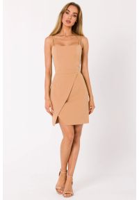 Sukienki.shop - Sukienka koktajlowa ołówkowa mini na ramiączkach beżowa. Okazja: na ślub cywilny, na wesele, na imprezę. Kolor: beżowy. Długość rękawa: na ramiączkach. Sezon: lato. Typ sukienki: ołówkowe. Styl: wizytowy. Długość: mini #1