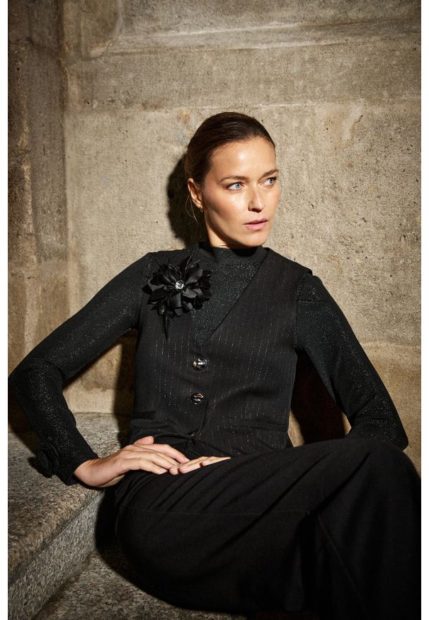 MOODO - Kamizelka z ozdobnymi guzikami czarna. Kolor: czarny. Materiał: wiskoza, poliester, elastan