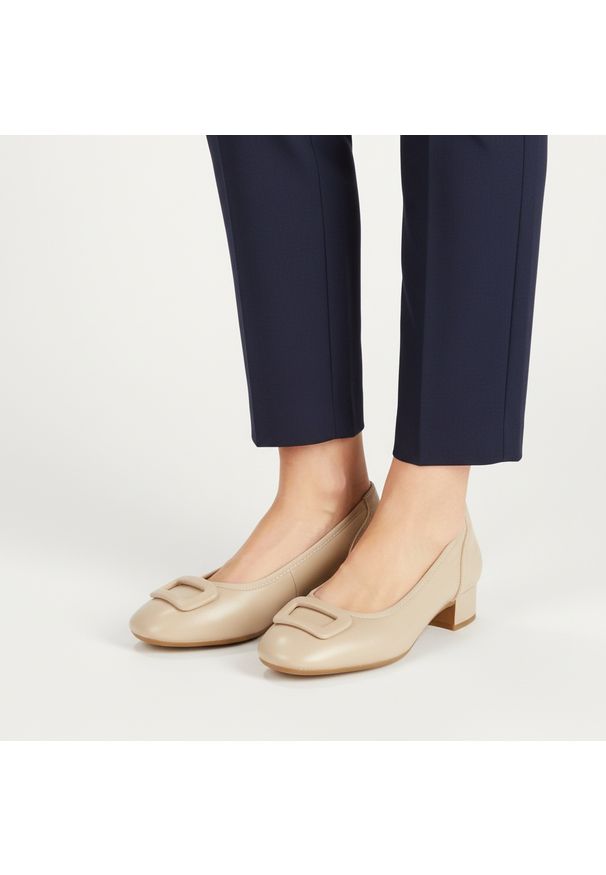 Czółenka damskie Rieker, stabilny niski obcas klasyczny fason zaokrąglony nosek elegancka klamra z przodu miękka wkładka, beżowe, 43453-62. Okazja: na co dzień, na spotkanie biznesowe. Zapięcie: klamry. Kolor: beżowy. Szerokość cholewki: normalna. Wzór: gładki, aplikacja. Obcas: na obcasie. Styl: elegancki, klasyczny. Wysokość obcasa: niski