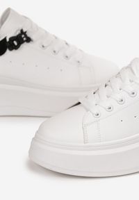 Renee - Białe Sznurowane Sneakersy na Platformie z Aplikacją przy Sznurówkach Khirlie. Kolor: biały. Wzór: aplikacja. Obcas: na platformie