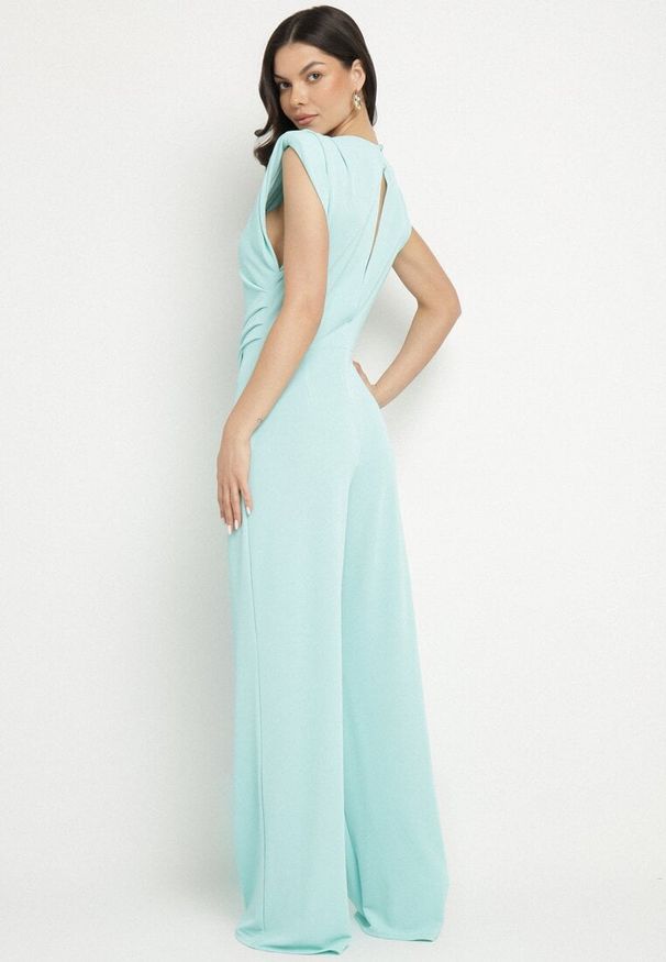 Born2be - Jasnozielony Kombinezon Bez Rękawów z Ozdobnym Marszczeniem Sepalene. Okazja: na co dzień. Kolor: zielony. Długość rękawa: bez rękawów. Sezon: wiosna, lato. Styl: klasyczny, casual, elegancki