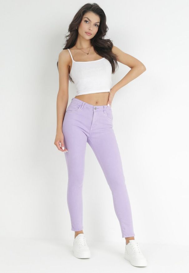 Born2be - Fioletowe Jeansy Skinny z Regularnym Stanem Ingas. Kolor: fioletowy. Długość: krótkie. Wzór: gładki
