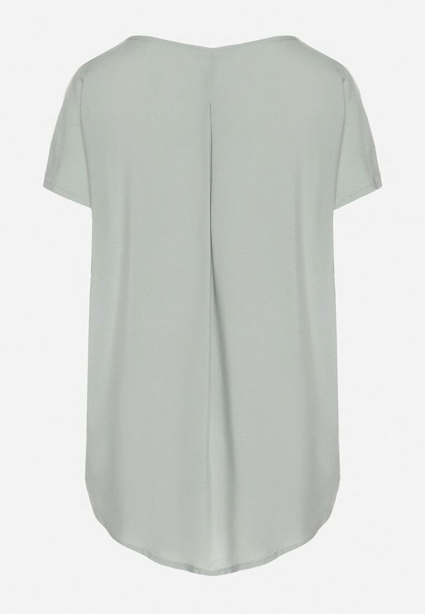 Born2be - Jasnozielona Wiskozowa Bluzka o Nietoperzowym Kroju z Ozdobną Zakładką Pasandria. Okazja: na co dzień, na spotkanie biznesowe. Typ kołnierza: dekolt w serek. Kolor: zielony. Materiał: wiskoza. Długość rękawa: krótki rękaw. Długość: krótkie. Styl: biznesowy, klasyczny, casual, elegancki