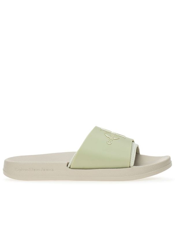 Klapki Calvin Klein Slide Monogram TPU YW0YW00585-0F4 - zielone. Okazja: na plażę, na co dzień. Kolor: zielony. Materiał: materiał. Szerokość cholewki: normalna. Wzór: aplikacja. Sezon: lato. Sport: pływanie