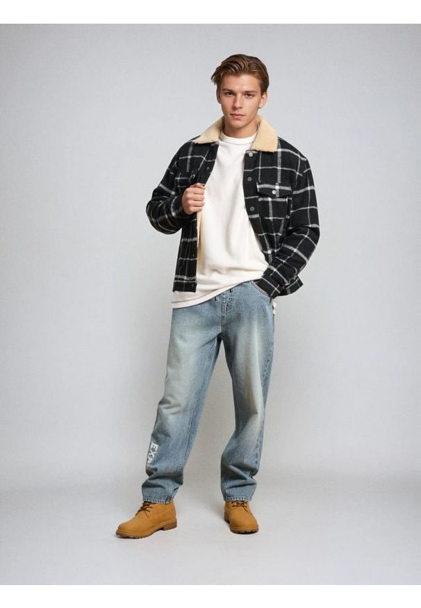 Sinsay - Prążkowana bluza crewneck - kremowy. Kolor: kremowy. Materiał: prążkowany