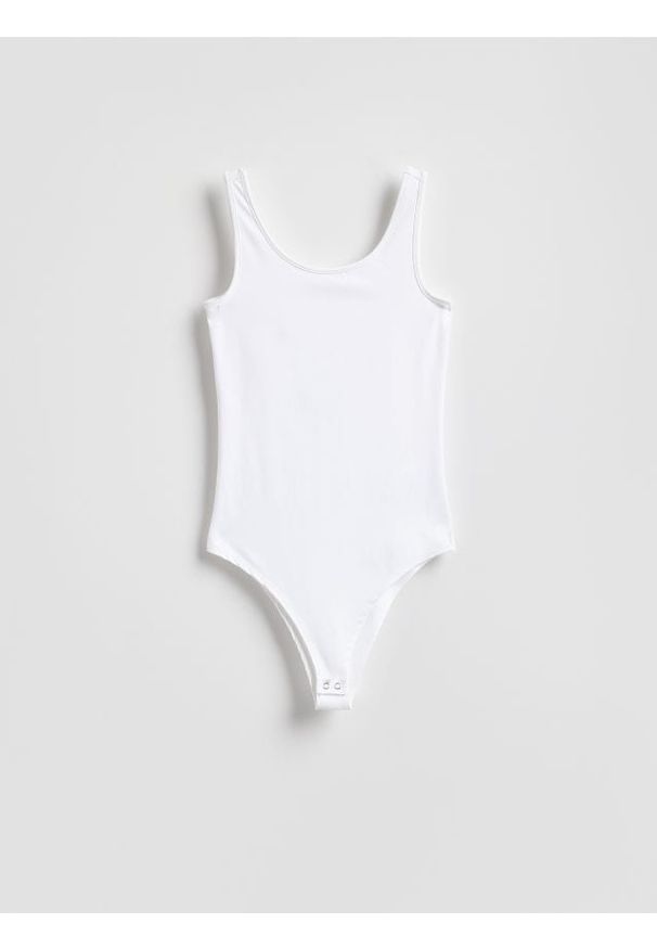 Reserved - Body na ramiączkach - biały. Kolor: biały. Materiał: dzianina. Długość rękawa: na ramiączkach