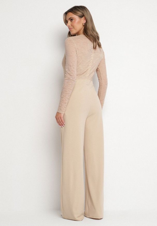 Born2be - Jasnobeżowy Koronkowy Kombinezon z Wiskozą z Szerokimi Nogawkami Ninarena. Okazja: na co dzień. Kolor: beżowy. Materiał: wiskoza, koronka. Długość rękawa: długi rękaw. Długość: długie. Styl: casual, elegancki