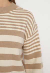 Born2be - Beżowy Sweter w Paski z Okrągłym Dekoltem Hussa. Kolor: beżowy. Materiał: dzianina. Długość rękawa: długi rękaw. Długość: długie. Wzór: paski #2