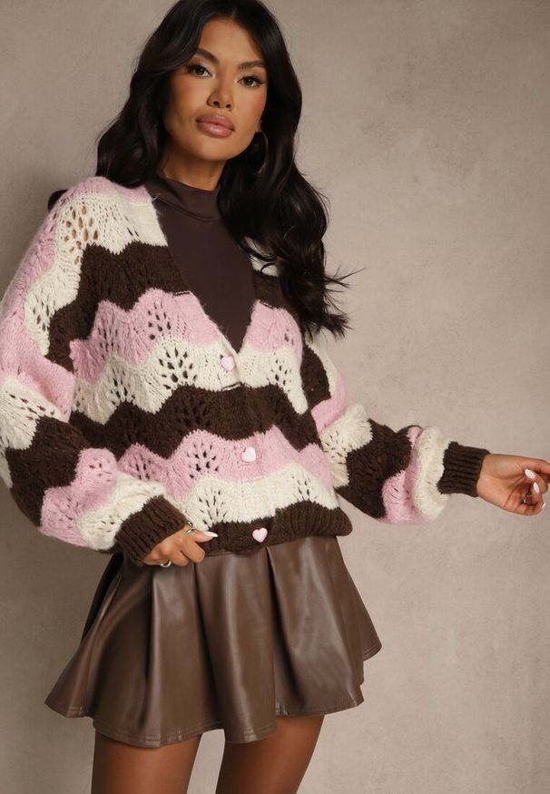 Renee - Różowy Kardigan z Domieszką Wełny i Wiskozy o Ażurowym Splocie Esina. Okazja: na co dzień. Typ kołnierza: dekolt w serek. Kolor: różowy. Materiał: wiskoza, wełna. Wzór: ażurowy, ze splotem. Styl: casual