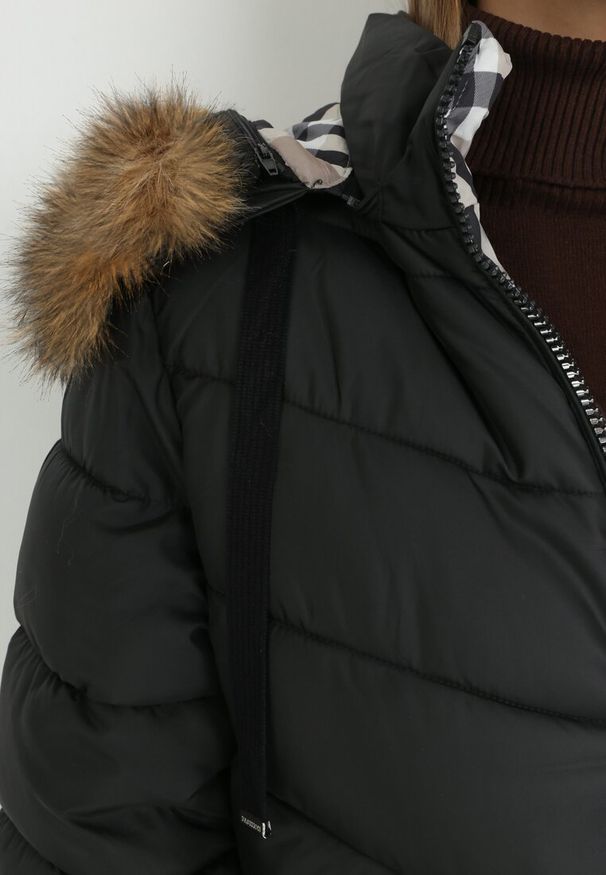 Born2be - Czarna Kurtka Dwustronna z Kapturem Fiya. Okazja: na co dzień. Typ kołnierza: kaptur. Kolor: czarny. Materiał: futro, jeans. Wzór: kratka, aplikacja, gładki. Sezon: zima, jesień. Styl: casual, klasyczny