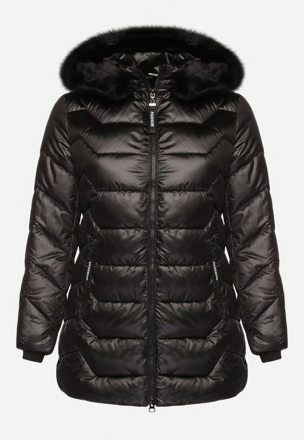 Born2be - Czarna Kurtka z Pikowanymi Przeszyciami i Odpinanym Futerkiem przy Kapturze Vensie. Okazja: na co dzień. Kolekcja: plus size. Kolor: czarny. Materiał: futro. Styl: klasyczny, casual, elegancki