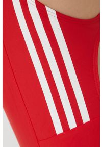 adidas Performance strój kąpielowy Mid 3-Stripes HD0404 kolor czerwony miękka miseczka. Kolor: czerwony. Materiał: materiał, dzianina. Wzór: ze splotem #4