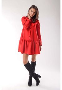 Nommo - Czerwona Zwiewna Krótka Sukienka z Falbankami. Typ kołnierza: kołnierz z falbankami. Kolor: czerwony. Materiał: poliester, wiskoza. Długość: mini #1