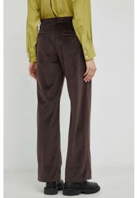 Levi's® - Levi's spodnie damskie kolor brązowy szerokie high waist. Okazja: na spotkanie biznesowe. Stan: podwyższony. Kolor: brązowy. Materiał: tkanina, welur. Styl: biznesowy #4