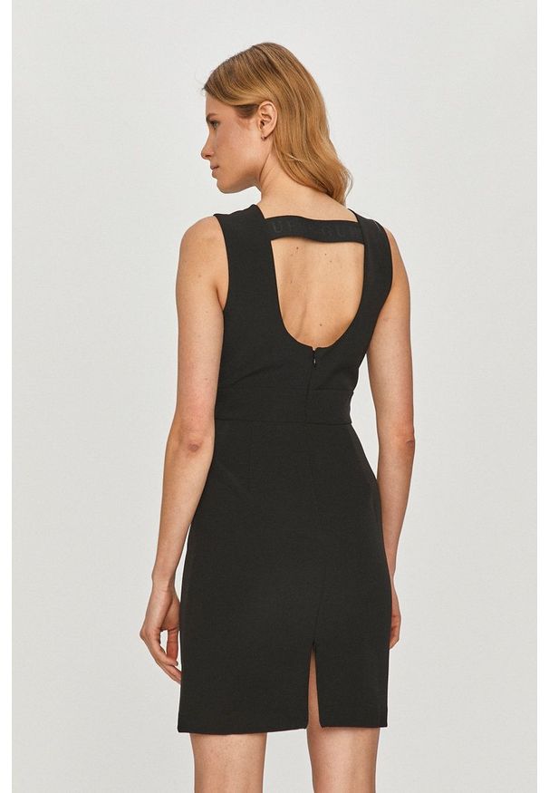 Guess - Sukienka. Okazja: na co dzień. Kolor: czarny. Materiał: tkanina. Typ sukienki: proste. Styl: casual