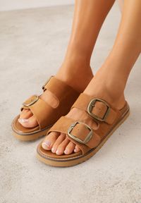 Born2be - Jasnobrązowe Klapki VICES z Dwoma Paskami i Metalicznymi Klamrami Kaliniassi. Nosek buta: otwarty. Kolor: brązowy. Materiał: skóra, zamsz. Wzór: aplikacja. Sezon: lato. Obcas: na obcasie. Wysokość obcasa: niski #8