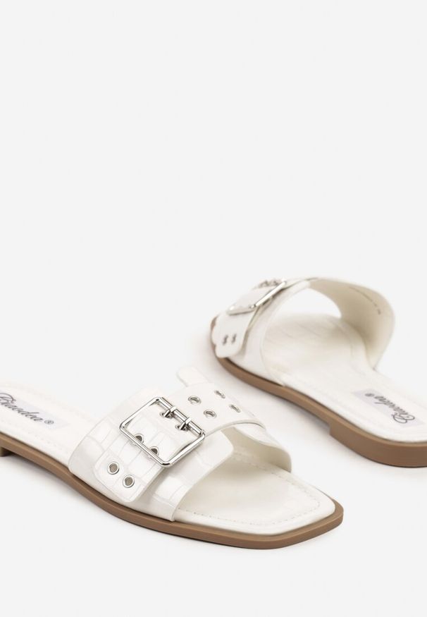 Born2be - Białe Klapki Ozdobione Paskiem z Klamrą i Nitami Novira. Okazja: na co dzień. Kolor: biały. Wzór: aplikacja. Sezon: lato. Styl: casual, klasyczny