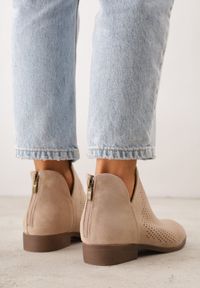 Renee - Jasnobeżowe Botki Vices na Płaskiej Podeszwie Ozdobione Wycięciem Felirwen. Kolor: beżowy. Materiał: jeans, wełna. Wzór: aplikacja. Obcas: na płaskiej podeszwie. Styl: elegancki #9