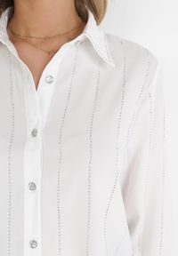 Born2be - Biała Koszula w Cyrkonie Breigh. Kolor: biały. Materiał: tkanina. Wzór: aplikacja