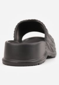 Renee - Czarne Klapki na Platformie Ozdobione Tłoczeniem Faerona. Okazja: na co dzień. Kolor: czarny. Materiał: jeans. Wzór: aplikacja. Sezon: lato. Obcas: na platformie. Styl: casual #4