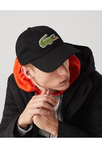Lacoste - LACOSTE - Czarna czapka z dużym logo. Kolor: czarny. Materiał: bawełna. Wzór: haft, aplikacja. Styl: sportowy #1