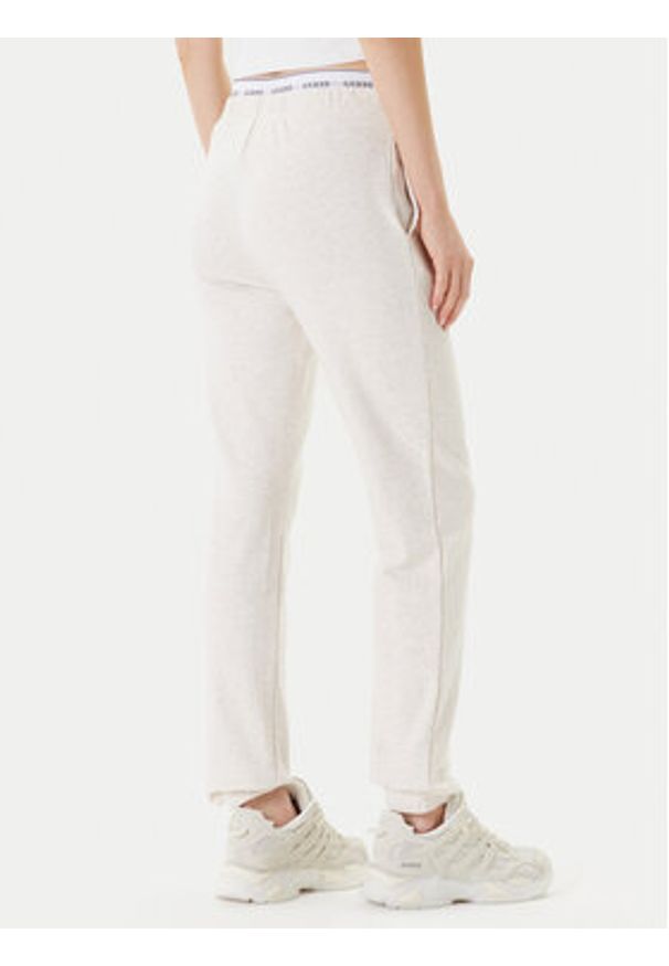 Guess Spodnie dresowe O5RB01 KCO31 Beżowy Regular Fit. Kolor: beżowy. Materiał: bawełna