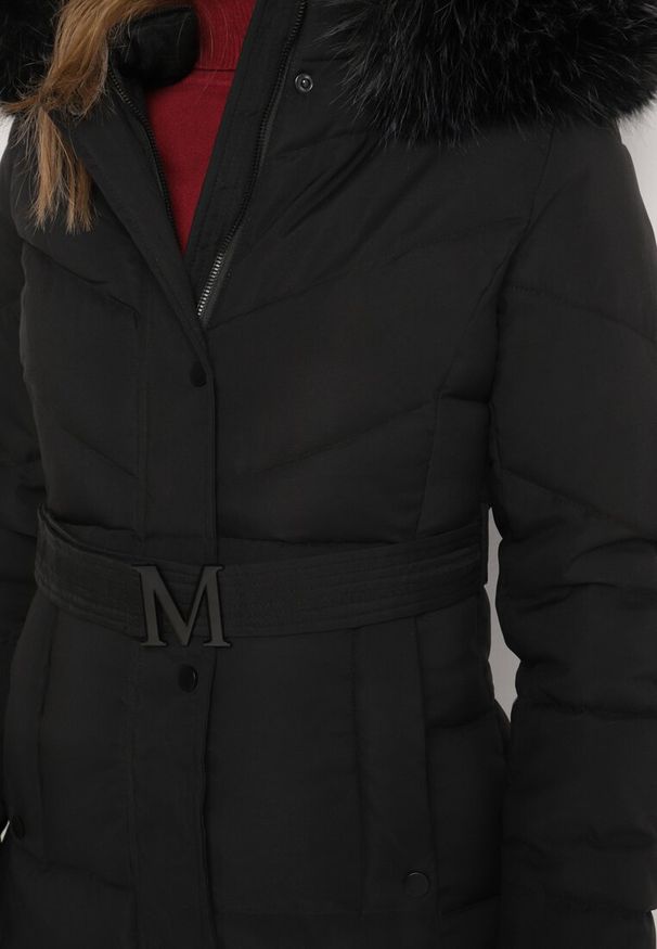 Born2be - Czarna Kurtka o Długim Fasonie z Paskiem i Odpinanym Futerkiem Delathra. Okazja: do pracy, na co dzień. Kolor: czarny. Materiał: futro. Długość: długie. Styl: klasyczny, casual, elegancki