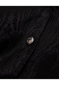 THECADESS - Jedwabna koszula Amalfi Black Wood. Typ kołnierza: dekolt na plecach, dekolt w kształcie V, kołnierzyk klasyczny. Kolor: czarny. Materiał: jedwab. Długość rękawa: długi rękaw. Długość: długie. Styl: klasyczny, wizytowy, elegancki #3