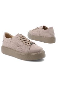 Sneakersy damskie Filippo, cholewka skóra naturalna zamszowa z perforacją sznurowanie klasyczne miękko wykończony kołnierz przy kostce, beżowe, DP750. Okazja: na co dzień, na spacer. Zapięcie: sznurówki. Kolor: beżowy. Materiał: skóra, zamsz. Szerokość cholewki: normalna. Styl: klasyczny #9