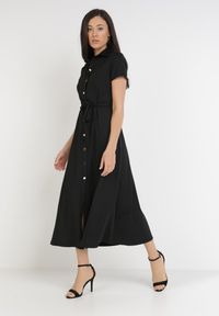 Born2be - Czarna Sukienka o Koszulowym Fasonie Wiązana w Talii Ophieithe. Okazja: na co dzień. Kolor: czarny. Materiał: materiał, dzianina. Długość rękawa: krótki rękaw. Typ sukienki: koszulowe. Styl: casual. Długość: midi #6