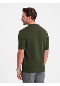 Ombre Clothing - Bawełniana koszulka męska polo ze strukturalnej dzianiny – oliwkowa V1. Okazja: do pracy, na co dzień. Typ kołnierza: polo. Kolor: oliwkowy. Materiał: bawełna, dzianina. Długość: krótkie. Styl: casual, elegancki