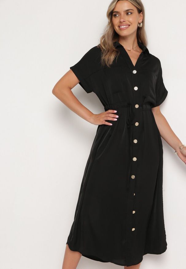 Born2be - Czarna Koszulowa Sukienka z Krótkim Rękawem Zapinana na Guziki z Materiałowym Paskiem Piantia. Okazja: na imprezę, na co dzień. Kolor: czarny. Materiał: materiał. Długość rękawa: krótki rękaw. Sezon: wiosna, lato. Typ sukienki: koszulowe. Styl: casual, elegancki