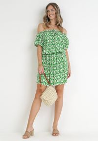 Born2be - Zielona Rozkloszowana Sukienka Mini z Hiszpańskim Dekoltem i Gumką w Talii z Wiskozy Jassinta. Okazja: na co dzień. Kolor: zielony. Materiał: wiskoza. Styl: casual. Długość: mini