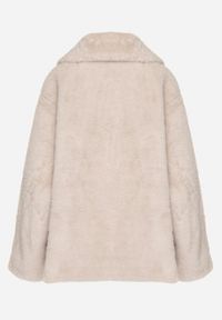 Born2be - Beżowa Kurtka Futerko o Dwurzędowym Kroju Oversize Nalizana. Okazja: na co dzień. Kolor: beżowy. Materiał: futro. Długość rękawa: długi rękaw. Długość: długie. Styl: casual, elegancki #6