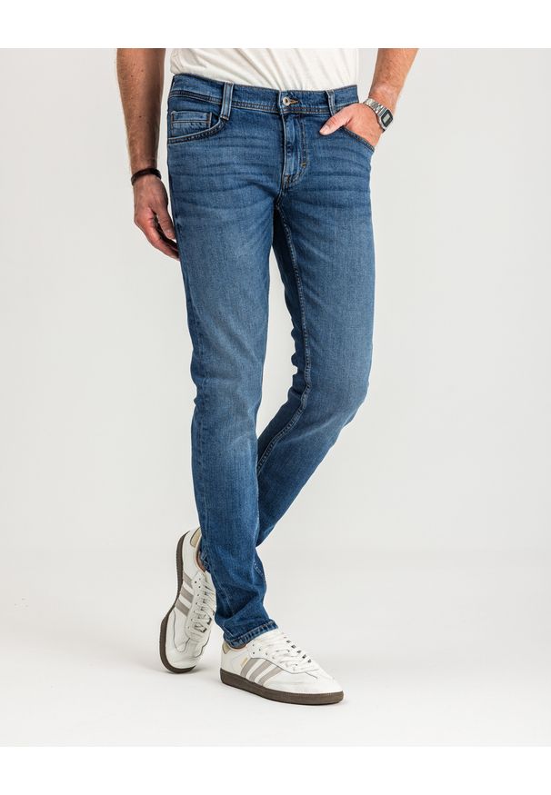 Mustang - MUSTANG OREGON SLIM MĘSKIE SPODNIE JEANSOWE JEANSY DŻINSY DENIM BLUE 1015041 5000 702. Okazja: na co dzień. Wzór: aplikacja. Sezon: zima, lato. Styl: klasyczny, casual, elegancki, sportowy