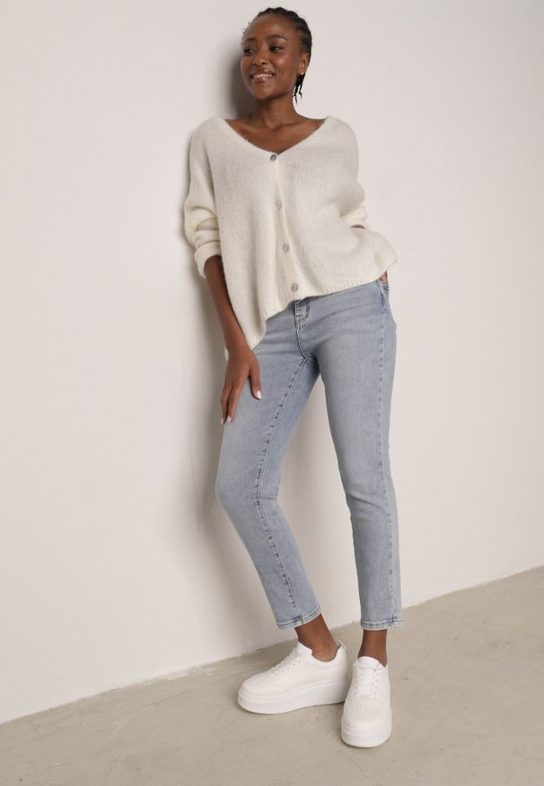 Born2be - Niebieskie Bawełniane Jeansy o Klasycznym KrojuVimavies. Stan: podwyższony. Kolor: niebieski. Wzór: koronka. Styl: klasyczny