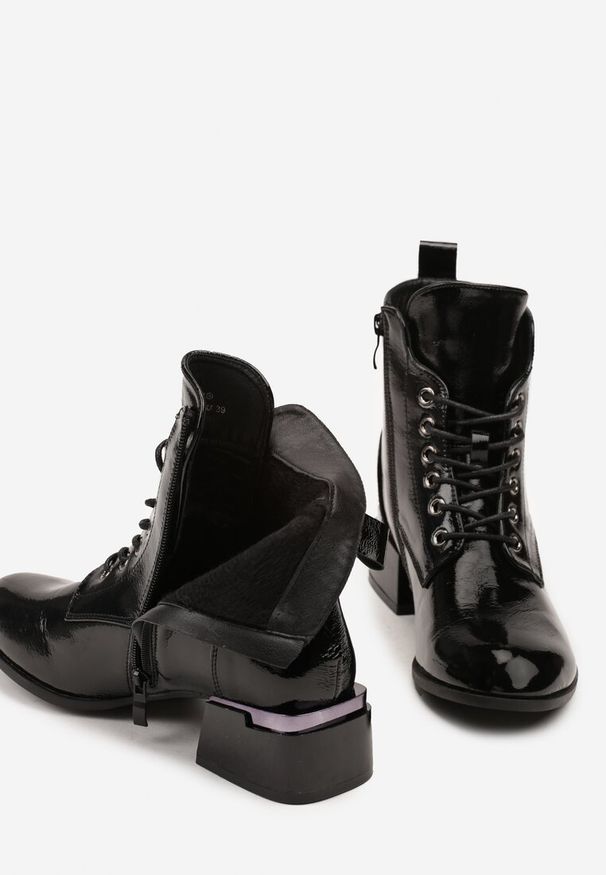 Born2be - Czarne Lakierowane Botki Vices na Obcasie Klocku z Geometrycznym Zdobieniem i Sznurowaniem Falassea. Okazja: na co dzień. Kolor: czarny. Materiał: lakier. Wzór: aplikacja, geometria. Obcas: na obcasie. Styl: casual, elegancki. Wysokość obcasa: średni