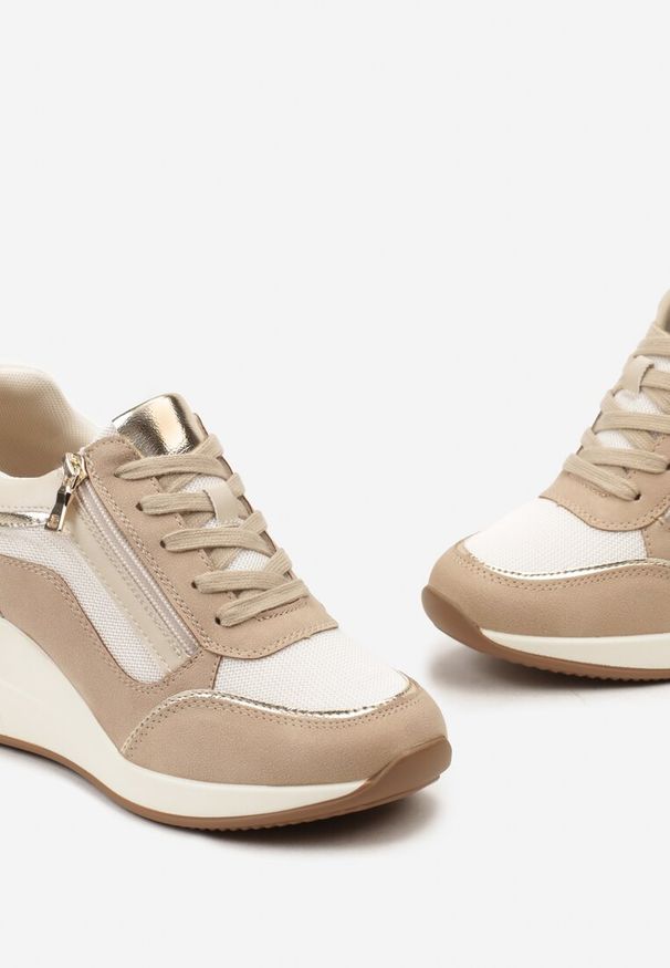 Renee - Brązowe Sneakersy Ozdobione Suwakiem i Metalowymi Aplikacjami na Koturnie Warranta. Okazja: na spacer, na co dzień. Kolor: brązowy. Materiał: jeans. Wzór: aplikacja. Sezon: lato, wiosna. Obcas: na koturnie. Sport: turystyka piesza