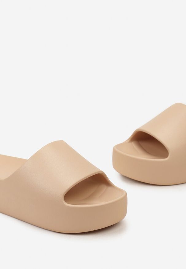Born2be - Ciemnobeżowe Jednolite Klapki z Piankowego Materiału Arslain. Okazja: na plażę, na spacer. Kolor: beżowy. Materiał: materiał. Wzór: jednolity