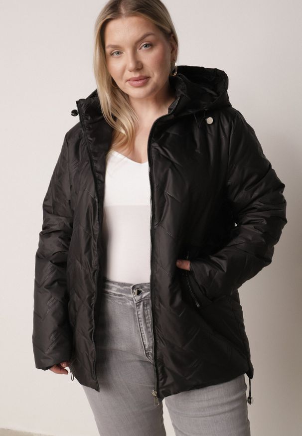 Born2be - Czarna Przejściowa Pikowana Kurtka z Odpinanym Kapturem Nevistta. Okazja: na spacer, na co dzień, do pracy. Kolekcja: plus size. Kolor: czarny. Materiał: poliester, jeans. Styl: casual, elegancki