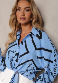Renee - Niebieska Koszula z Długim Rękawem i Ozdobnymi Napisami Wiązana na Dole Vikna. Okazja: na co dzień, na spotkanie biznesowe. Kolor: niebieski. Materiał: jeans. Długość rękawa: długi rękaw. Długość: długie. Wzór: napisy. Styl: wizytowy, biznesowy, casual #3