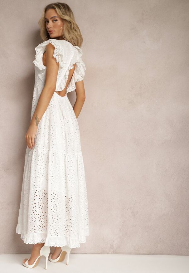 Renee - Biała Rozkloszowana Sukienka Bawełniana Maxi z Ażurowym Haftem i Falbankami Reflecia. Typ kołnierza: kołnierz z falbankami. Kolor: biały. Materiał: bawełna. Wzór: ażurowy, haft. Długość: maxi
