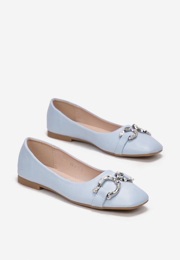 Born2be - Niebieskie Balerinki z Kwadratowym Noskiem i Metalową Ozdobą Vosho. Wysokość cholewki: przed kostkę. Zapięcie: bez zapięcia. Kolor: niebieski. Materiał: skóra ekologiczna. Szerokość cholewki: normalna. Wzór: aplikacja. Obcas: na płaskiej podeszwie